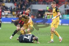 3. Liga; FC Ingolstadt 04 - Dynamo Dresden; Zweikampf Kampf um den Ball Dennis Borkowski (7, FCI) Max Besuschkow (17, FCI) Heise Philip (16 DD) Casar Aljaz (17 DD)