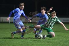 Landesliga - Saison 2025/26 - SV Manching - FV Illertissen II - Rainer Meisinger (Nr.8 - SV Manching) - Sönmez Eray blau Illertissen  #16 - Bachthaler Luca blau Illertissen  #22 - Foto: Meyer Jürgen
