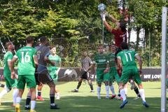 Bezirksliga - Saison 2024/25 - FC Gerolfing - SpVgg Feldmoching - Torwart Michael Oblinger (Nr.1 - FC Gerolfing) kann den Ball nicht halten -  - XXXXX - Foto: Meyer Jürgen