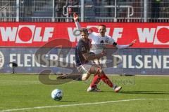 2.BL; Holstein Kiel - FC Ingolstadt 04 - Filip Bilbija (35, FCI) Schuß Thesker Stefan (5 Kiel)