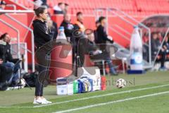 3. Liga; FC Ingolstadt 04 - FC Hansa Rostock; Cheftrainerin Sabrina Wittmann (FCI) an der Seitenlinie, Spielerbank