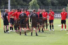 3.Liga - Saison 2023/2024 - Trainingsauftakt - FC Ingolstadt 04 - Cheftrainer Michael Köllner (FCI) gibt Anweisungen -  - Foto: Meyer Jürgen