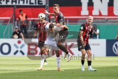 DFB-Pokal; FC Ingolstadt 04 - 1. FC Kaiserslautern; Zweikampf Kampf um den Ball Pascal Testroet (37, FCI) Gyamerah Jan (32 FCK) Dennis Borkowski (7, FCI)