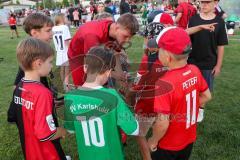 * Testspiel - 3. Liga - Saison 2025/26 - FC Ingolstadt 04 - VFB Eichstätt - - Benjamin Kanuric (Nr.8 - FC Ingolstadt 04) beim Autogramme schreiben - Foto: Meyer Jürgen