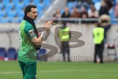 3. Liga; 1. FC Saarbrücken - FC Ingolstadt 04; Niederlage, hängende Köpfe 1:0 Spieler bedanken sich bei den Fans. Torwart Kai Eisele (25, FCI)