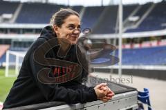 3. Liga; Hannover 96 II - FC Ingolstadt 04; Sieg Jubel Freude 0:4, Spieler bedanken sich bei den Fans und gehen hoch zu ihnen, Cheftrainerin Sabrina Wittmann (FCI)