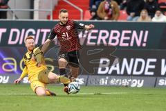 3. Liga; FC Ingolstadt 04 - SG Dynamo Dresden; David Kopacz (29, FCI) wird von Will Paul (28 DD) gefoult