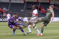 3. Liga; VfB Stuttgart 2 - FC Ingolstadt 04; Zweikampf Kampf um den Ball Torchance Niclas Dühring (18, FCI) Boakye Benjamin (11 VFB) Torwart Seimen Dennis (1 VFB)