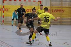 Lotto Bayern Hallencup - Lindenkreuzhalle Saison 2024/25 - FC Hitzhofen - FC Türk Sport Garching  - Osman Tarik Camdal schwarz Türk Garching - Maik Wnendt gelb Hitzhofen - Foto: Meyer Jürgen