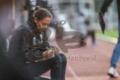 Toto-Pokal; SV Wacker Burghausen - FC Ingolstadt 04; vor dem Spiel an der Seitenlinie, Spielerbank Cheftrainerin Sabrina Wittmann (FCI)