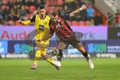 3. Liga; FC Ingolstadt 04 - Borussia Dortmund II; Zweikampf Kampf um den Ball Yannick Deichmann (20, FCI) Mogultay Baran (2 BVB2)