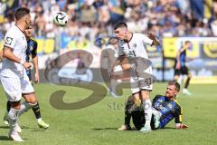 3. Liga; 1. FC Saarbrücken - FC Ingolstadt 04 - Zweikampf Kampf um den Ball Felix Keidel (43, FCI) Zeitz Manuel (8 FCS) Pascal Testroet (37, FCI)