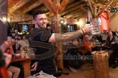 3. Liga; FC Ingolstadt 04 - Fantreffen im Sport-Treff Senners Alm, volles Haus; Maskrugstemmen, Linus Rosenlöcher (19, FCI) gibt die Ausgangszeit vor