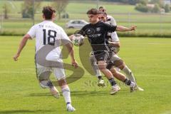 Kreisliga - Saison 2025/26- SV Karlskron - SV Kasing - Fabian Reichenberger weiss Kasing - Paul Dorschner schwarz Karlskron   - Foto: Meyer Jürgen