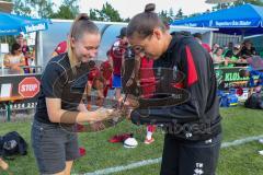 * Testspiel - 3. Liga - Saison 2025/26 - FC Ingolstadt 04 - VFB Eichstätt - - Cheftrainerin Sabrina Wittmann (FC Ingolstadt 04) beim Autogramme schreiben - Selfie machen - Foto: Meyer Jürgen