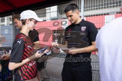 Saisoneröffnung; 3. Liga; FC Ingolstadt 04 am Audi Sportpark; Autogrammstunde nach der Vorstellung, Torwart Simon Simoni (41, FCI)