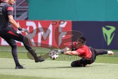 DFB-Pokal; FC Ingolstadt 04 - 1. FC Kaiserslautern; vor dem Spiel Torwart Simon Simoni (41, FCI) erstmals in Starelf mit Torwart-Trainer Robert Wulnikowski (FCI)