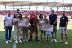 3. Liga; FC Ingolstadt 04 - Hallescher FC; Scheckübergabe, VfB Eichstätt, rechts Wolfgang Knoll (Audi) Geschäftsführers Dietmar Beiersdorfer (FCI Sport Kommunikation)