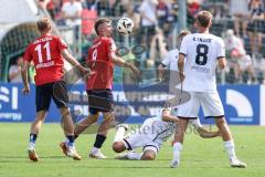 3. Liga; SpVgg Unterhaching - FC Ingolstadt 04; Zweikampf Kampf um den Ball Kügel Julian (9 SpVgg) Benjamin Kanuric (8, FCI) Winklbauer Thomas (11 SpVgg)