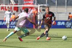 3. Liga; FC Ingolstadt 04 - Würzburger Kickers; Zweikampf Kampf um den Ball Simon Lorenz (32, FCI) Evina Franck (18 WKI)
