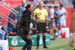 DFB-Pokal; FC Ingolstadt 04 - 1. FC Kaiserslautern; Cheftrainerin Sabrina Wittmann (FCI) an der Seitenlinie, Spielerbank schreit pfeift