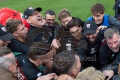 3. Liga; FC Ingolstadt 04 - Rot-Weiss Essen; Sieg Jubel Freude Besprechung auf dem Feld Kreis Cheftrainer Achim Beierlorzer (FCI) Team Mannschaft