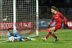 3. Liga; 1. FC Schweinfurt 05 - FC Ingolstadt 04; Torchance verpasst Julian Kügel (29, FCI) Torwart Weisbäcker Maximilian (40 S05)