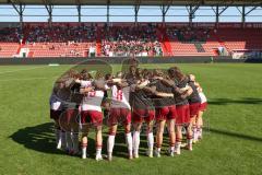 2. Bundesliga Frauen - Saison 2025/26 - FC Ingolstadt 04 Frauen - SC Sand -  Die Mannschaft bildet einen Kreis vor dem Spiel - Fans - Kulisse -  - XXXXX - Foto: Meyer Jürgen