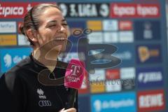 3. Liga; TSV 1860 München - FC Ingolstadt 04; vor dem Spiel Cheftrainerin Sabrina Wittmann (FCI) Interview Magenta lacht