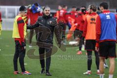 3. Liga; FC Ingolstadt 04 - Trainingsauftakt nach Winterpause; Co-Trainer Fabian Reichler (FCI) erklärt Emre Gül (5, FCI)