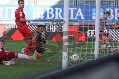 3. Liga - Saison 2025/26 - SV Wehen/Wiesbaden - FC Ingolstadt 04  - Max Plath (Nr.14 - FCI) schiesst den 1:1 Ausgleichstreffer - jubel - Torwart Noah Brdar (Nr.31 - Wiesbaden) - Foto: Meyer Jürgen