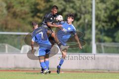 Kreisklasse - Saison 2025/26- TSV Ingolstadt Nord - FC Arnsberg - Alen Patak schwarz Ing.Nord - Marco Meier blau Arnsberg rechts - Christian Pintaske blau Arnsberg links - Foto: Meyer Jürgen