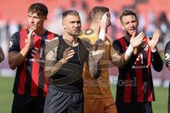 3. Liga; FC Ingolstadt 04 - FC Hansa Rostock; Sieg Jubel Freude 2:1, Spieler bedanken sich bei den Fans, Tim Heike (9, FCI) Max Dittgen (10, FCI) Torwart Marius Funk (1, FCI) Max Besuschkow (17, FCI)