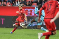 3. Liga; FC Ingolstadt 04 - FC Viktoria Köln; Yann Sturm (7, FCI) zieht ab Schuß zum Tor Ronstadt Frank (34 VK)