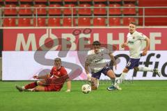3. Liga; FC Ingolstadt 04 - Erzgebirge Aue; Simon Lorenz (32, FCI) Bornschein Ricky (9 Aue) Schmid Maximilian (39 Aue) Zweikampf Kampf um den Ball