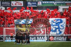 3. Liga; TSV 1860 München - FC Ingolstadt 04; Fan Fankurve Banner Fahnen Spruchband Choreographie Schanzer Wappen, Team Besprechung vor dem Spiel