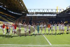 3. Fußball-Liga - Saison 2022/2023 - Borussia Dortmund II - FC Ingolstadt 04 - Die Mannschaft bedankt sich bei den mitgereisten Fans - Jubel - Foto: Meyer Jürgen