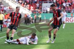 DFB-Pokal; FC Ingolstadt 04 - 1. FC Kaiserslautern; Ritter Marlon (7 FCK) fängt den Ball mit den Händen, Dennis Borkowski (7, FCI) Ryan Malone (16, FCI)