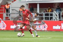 3. Liga; FC Ingolstadt 04 - 1. FC Saarbrücken; Zweikampf Kampf um den Ball Max Besuschkow (17, FCI)