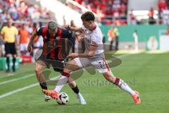 DFB-Pokal; FC Ingolstadt 04 - 1. FC Kaiserslautern; Zweikampf Kampf um den Ball Dennis Borkowski (7, FCI) Robinson Leon (37 FCK)