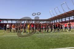 3. Liga; FC Ingolstadt 04 - Hallescher FC; Spieler bedanken sich bei den Fans, Tanz vor den Fans, Sieg Jubel Freude