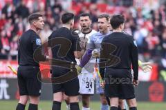 3. Liga; Rot-Weiss Essen - FC Ingolstadt 04; Niederlage, hängende Köpfe 2:0 Diskussion Torwart Boevink Pelle (26 FCI) Lukas Fröde (34, FCI) mit den Schiedsrichtern