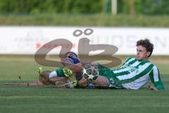 Landesliga - Saison 2025/26 - SV Manching - SV Cosmos Aystetten - Timo Jung (Nr.21 - SV Manching) - Raphael Marksteiner blau Aystetten - Foto: Meyer Jürgen