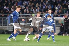 3. Liga; Arminia Bielefeld - FC Ingolstadt 04; Zweikampf Kampf um den Ball Sebastian Grönning (11, FCI) Schneider Leon (23 AB) Großer Maximilian (19 AB)