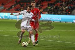 3. Liga - Saison 2024/25 - FC Ingolstadt 04 - SpVgg Unterhaching - Max Besuschkow (Nr.17 - FCI) - Julian Kügel (Nr.9 - Unterhaching) - Foto: Meyer Jürgen