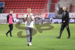 3. Liga; FC Ingolstadt 04 - SSV Jahn Regensburg; Niederlage, hängende Köpfe Spiel ist aus, Spieler bedanken sich bei den Fans Cheftrainer Michael Köllner (FCI)