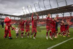 3. Liga; FC Ingolstadt 04 - 1. FC Saarbrücken; Sieg Jubel Freude Tanz Fan Fankurve Banner Fahnen Spruchband Spieler bedanken sich bei den Fans Dennis Kaygin (10, FCI) Jonas Scholz (15, FCI) Simon Lorenz (32, FCI) Max Besuschkow (17, FCI)