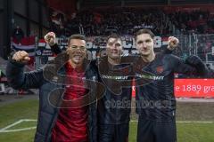 3. Liga; SSV Jahn Regensburg - FC Ingolstadt 04;  Sieg Jubel Freude Spieler bedanken sich bei den Fans Gruppenfoto Torschützen Marcel Costly (22, FCI) Jonas Scholz (15, FCI) Julian Kügel (29, FCI)