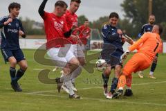 Kreisliga - Saison 2025/26- SV Hundszell - TV Münchsmünster - Lukas Konradi rot Hundszell -  - Leo Kreitmayer blau Münchsmünster - Florian Wagner Torwart Münchsmünster - Foto: Meyer Jürgen