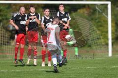 Kreisklasse - Saison 2024/25- TSV Gaimersheim II - SV Buxheim-  - Maximilian Crusius weiss Buxheim beim Freistoss - Sebastian Hirschbeck Torwart Gaimersheim - Foto: Meyer Jürgen